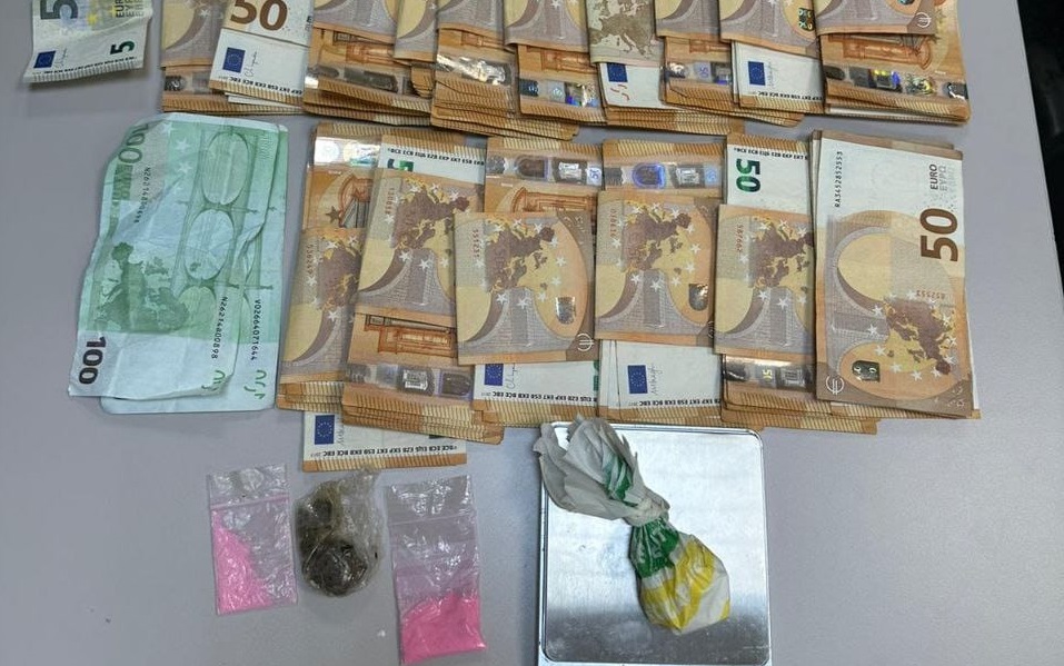 Dinero y droga intervenidos a los detenidos